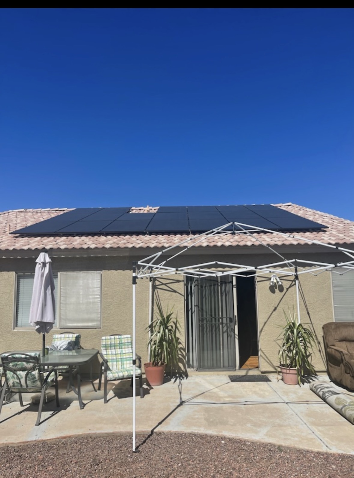 Casa con solar cielo azul Arizona